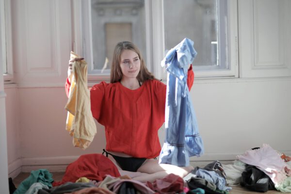 Jak usunąć gumę do żucia z ubrań – 11 sprawdzonych sposobów